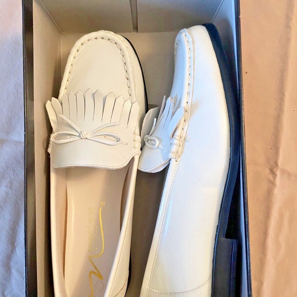 Newport News White Leather Fringed Loafers 7.5